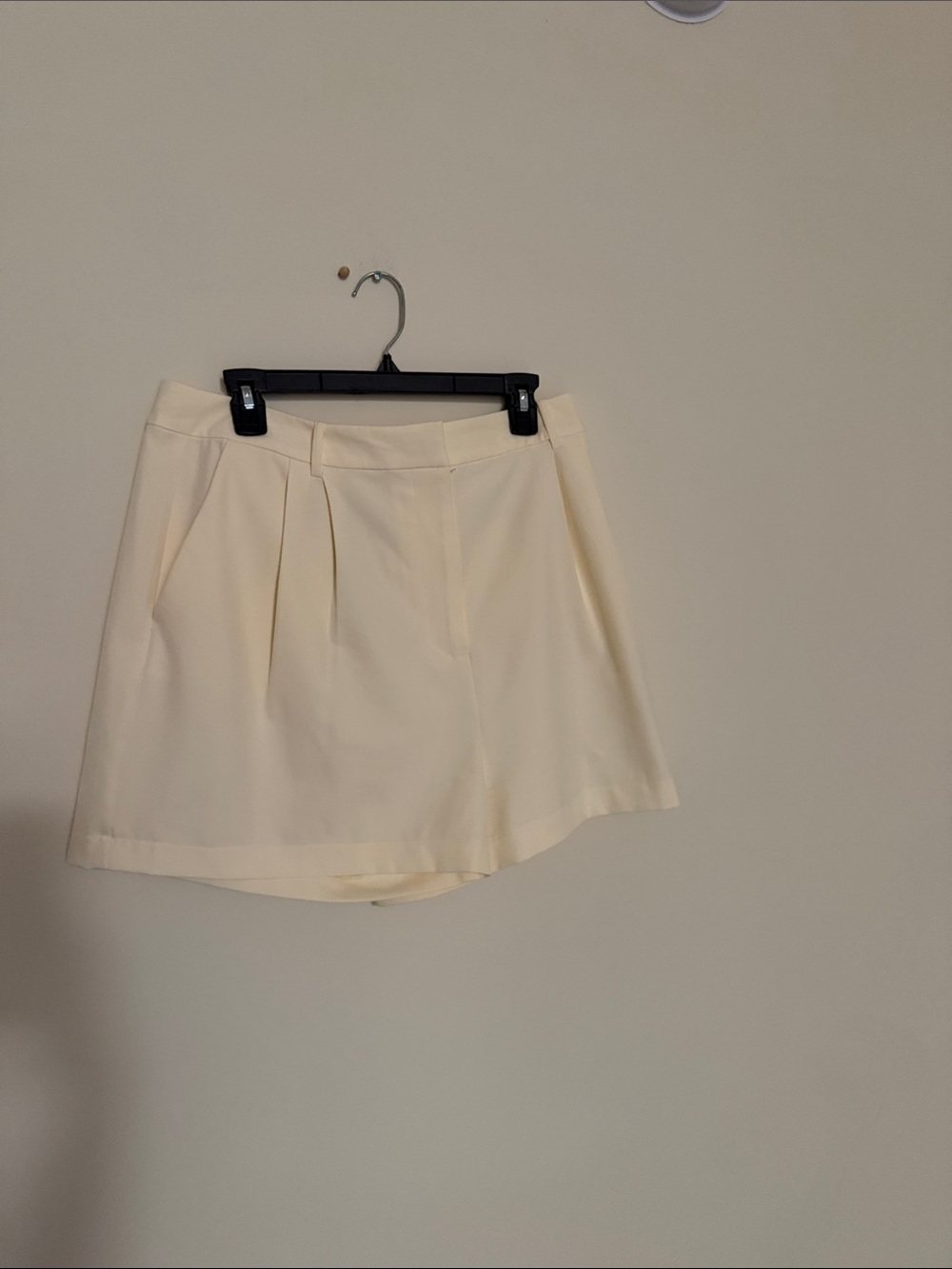 Wayf Cream High-Waist Pleated Skort